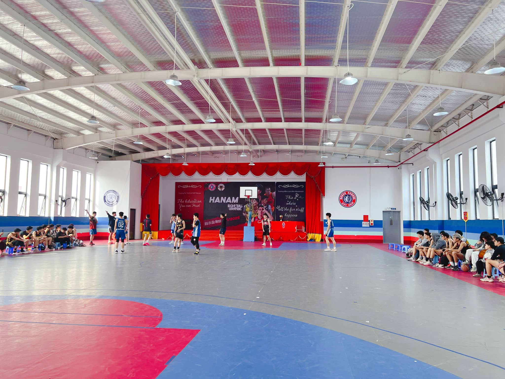 Nhà thi đấu đa năng trong nhà chuẩn quốc tế