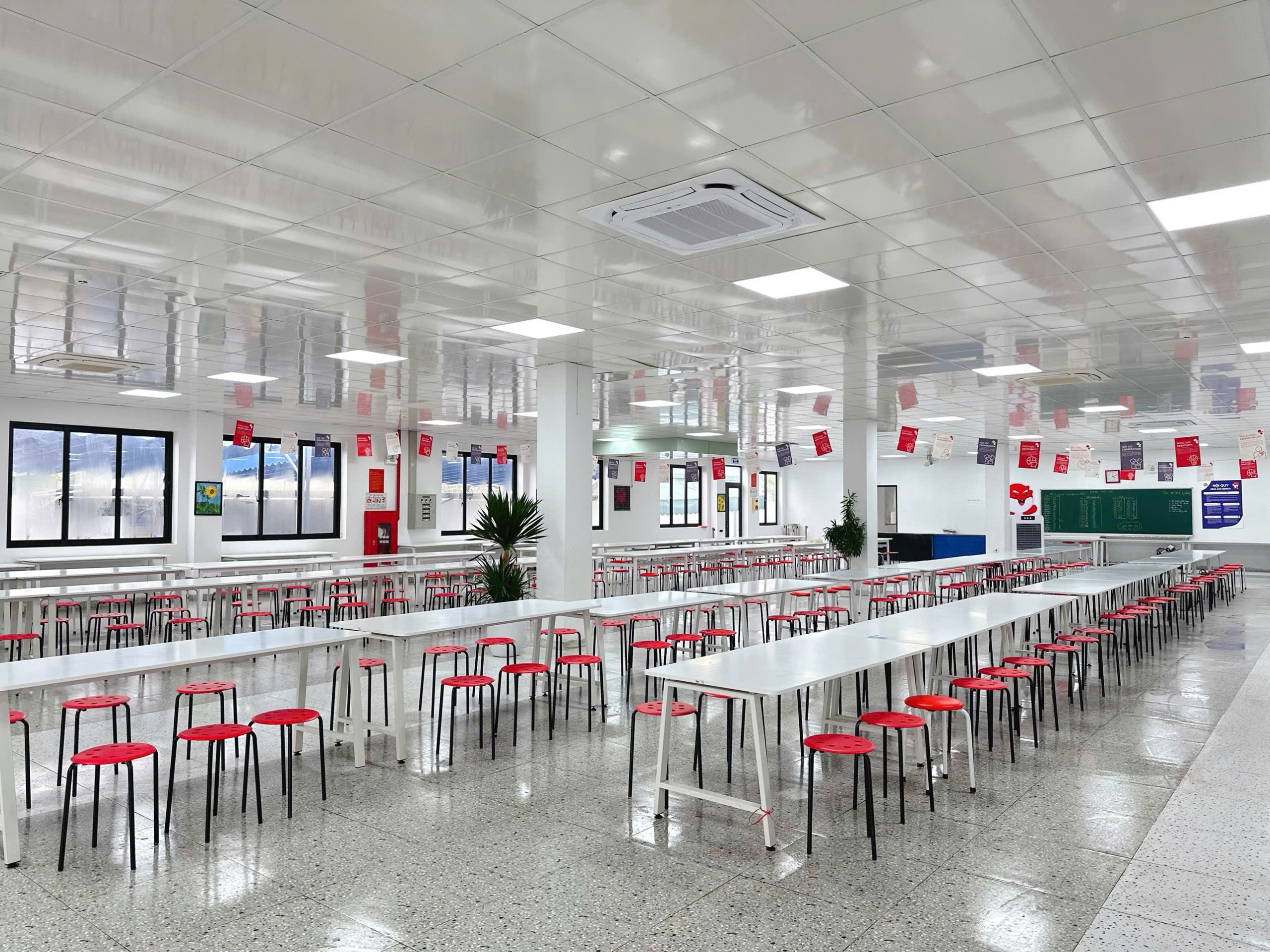 Nhà ăn tập trung khang trang, sạch sẽ, đồ ăn nấu trực tiếp tại Bếp Mensa